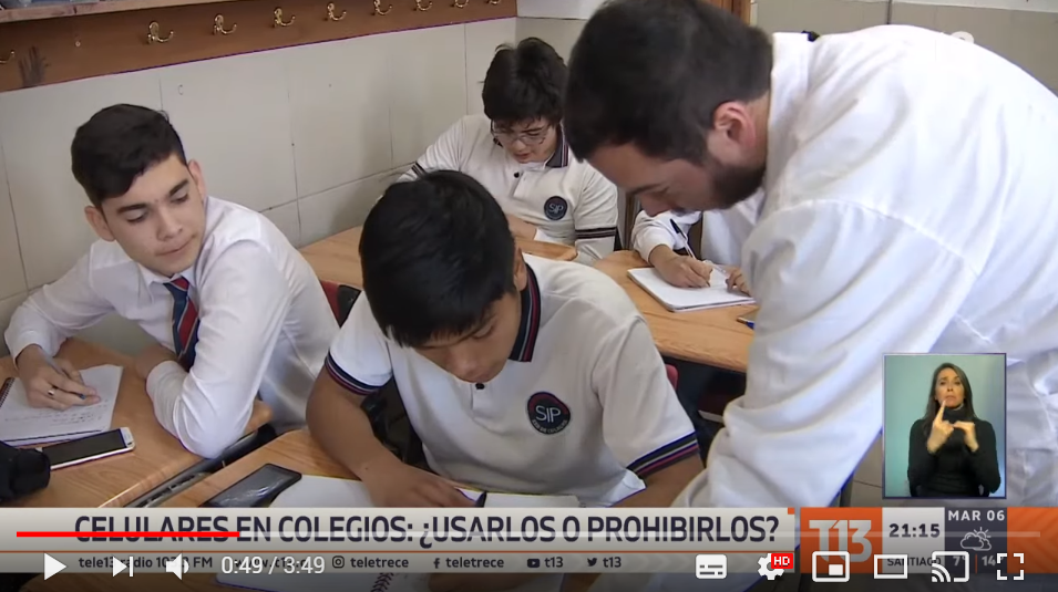 Canal 13 destaca al Liceo Bicentenario Italia en reportaje sobre el uso de celulares en clases