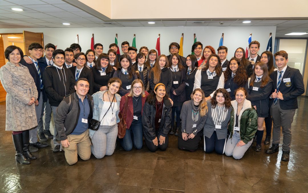 Embajada de EEUU y UDP desarrollan programa diplomático por primera vez en Chile con colegio SIP como único invitado