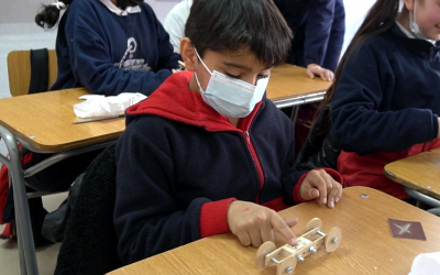 Estudiantes arman su propio autito tecnológico junto a Museo Taller