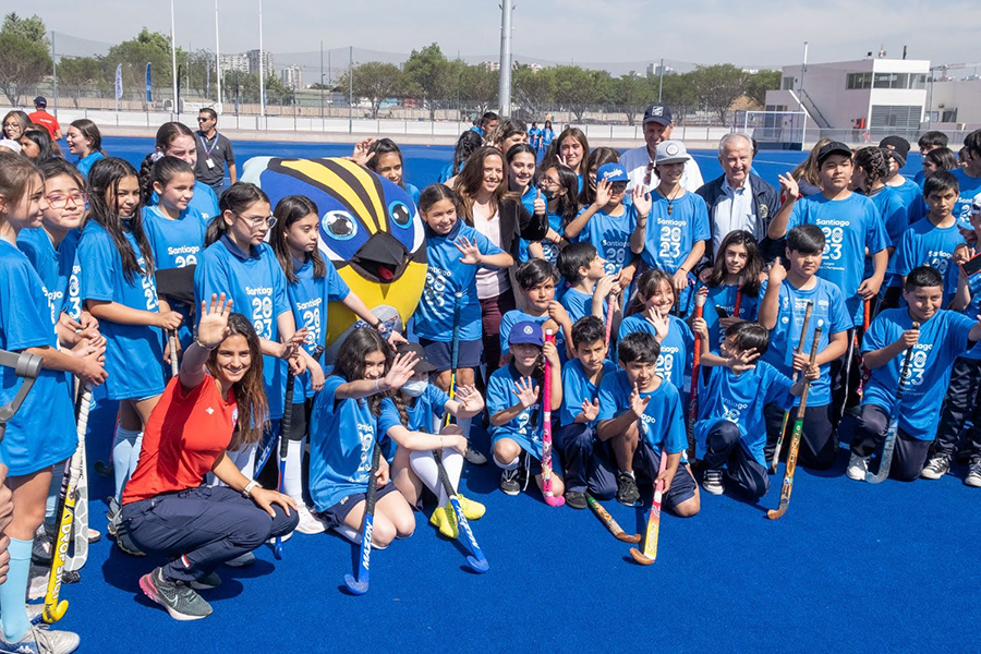 Estudiantes SIP en la inauguración de canchas de hockey en el Estadio Nacional