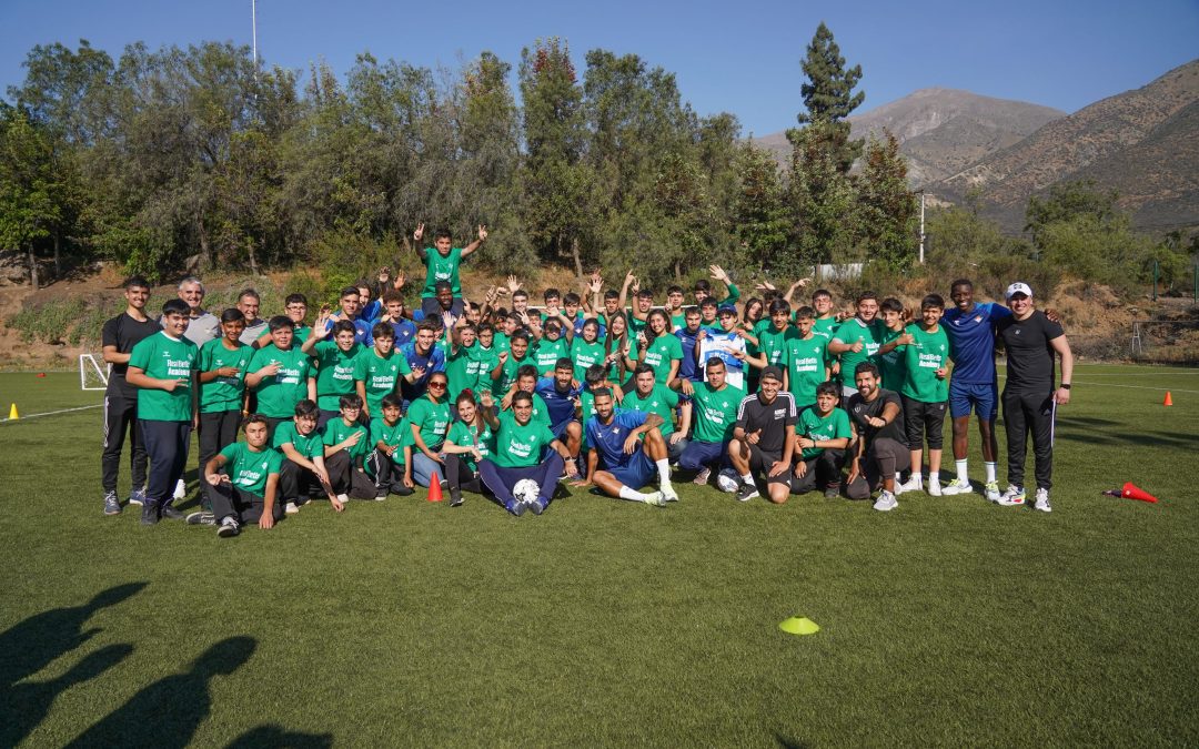 Estudiantes del Colegio Jorge Alessandri Rodríguez entrenan con futbolistas del Real Betis de Manuel Pellegrini