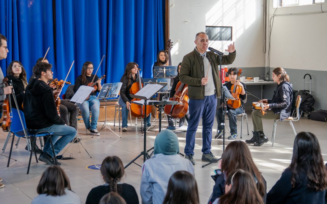 Orquesta de Cámara UMCE fascina a estudiantes SIP con conciertos didácticos