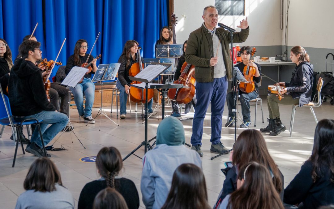 Orquesta de Cámara UMCE fascina a estudiantes SIP con conciertos didácticos