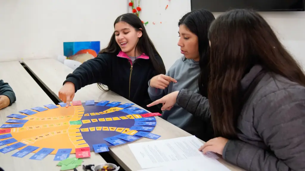 Estudiantes del Colegio Arturo Toro Amor prueban en exclusiva «Santiago antes de Santiago», el nuevo juego del Museo Precolombino y Puebla