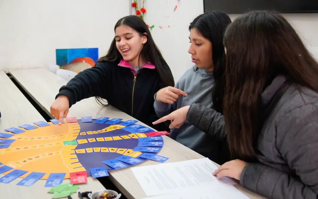 Estudiantes del Colegio Arturo Toro Amor prueban en exclusiva «Santiago antes de Santiago», el nuevo juego del Museo Precolombino y Puebla